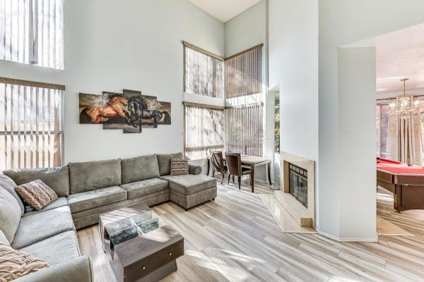 A la foto es mostra l'objecte 13 Mi to Dtwn Riverside SoCal Family Home! situat a la ciutat de Corona.