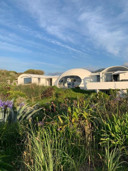 Fotografie 1: Iconic & Curvaceous Beach House
