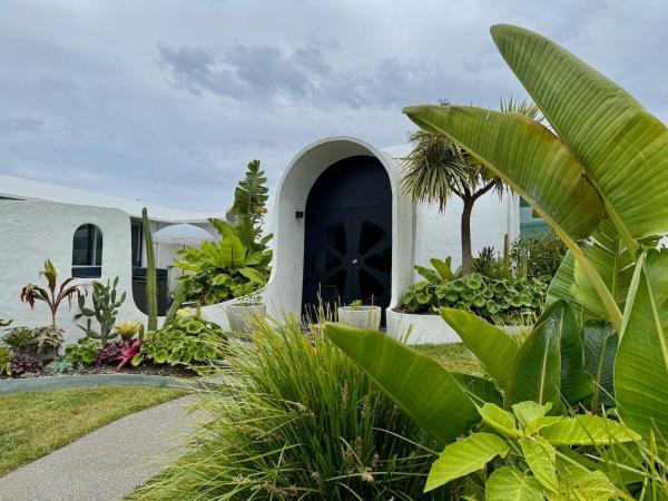 Fotografie 3: Iconic & Curvaceous Beach House