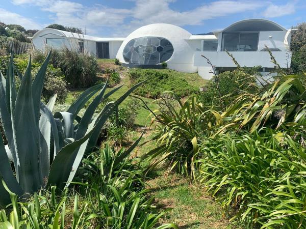 Fotografie 2: Iconic & Curvaceous Beach House