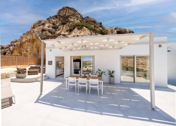 Na zdjęciu widoczny jest obiekt Theasis Luxury Cave House, With Sea & Cave View położony w mieście Matala.