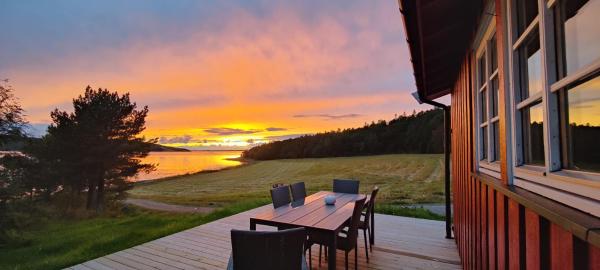 На фото показан объект Strandstua Solbakken Feriehus, расположенный в городе Råkvåg.