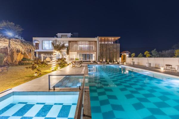 På bildet vises objektet ELIVAAS Prive 5 BHK Kvanya Mansion with Pvt Pool & Home Theater som ligger i byen Debāri.