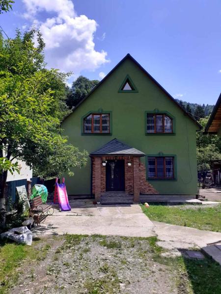 A la foto es mostra l'objecte Біля Річки situat a la ciutat de Kvasy.