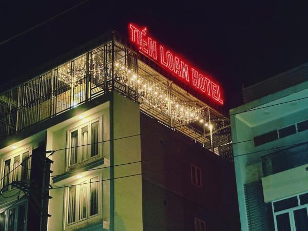 写真にはBản Bang市にあるKhách Sạn Tiến Loanが写っています。