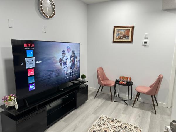 A la foto es mostra l'objecte Muaysh Cozy Family suite - Londonderry Mall situat a la ciutat de Edmonton.