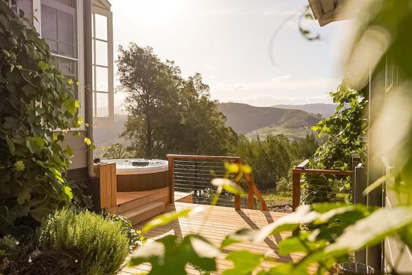 Na foto é possível ver o objeto Olive Hill Spa, Views & Home Cinema localizado na cidade de Kanimbla.