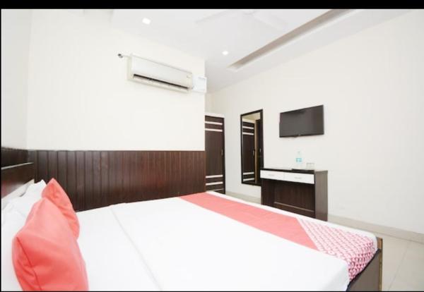 A la foto es mostra l'objecte Anand Residency situat a la ciutat de Abdullāhpur.