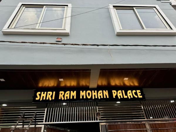 A la foto es mostra l'objecte Shri Ram Mohan Palace situat a la ciutat de Vrindāvan.