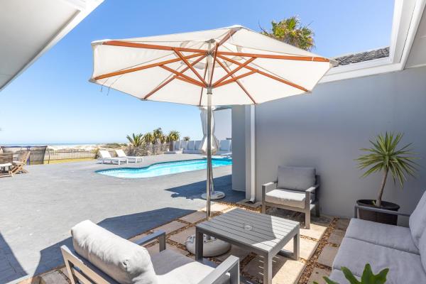 A la foto es mostra l'objecte Melkbos Beachfront Villa situat a la ciutat de Van Riebeeckstrand.