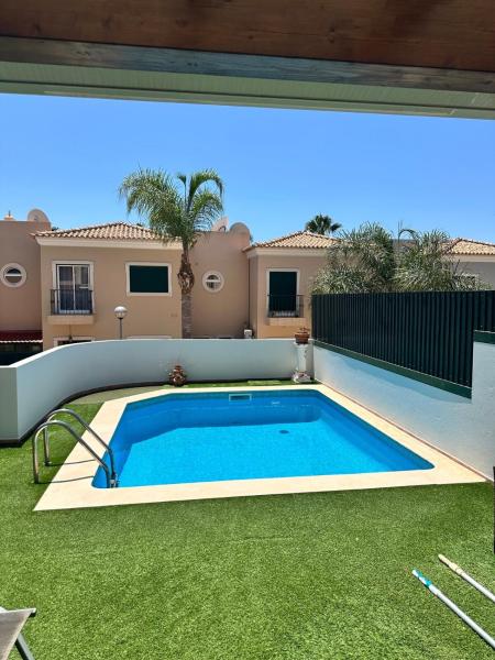 Na zdjęciu widoczny jest obiekt Garvey Algarve - Luxurious Town House with pool położony w mieście Colmeal.