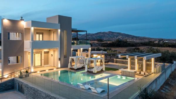 På billedet ses objektet Grand Aqua Luxury Villa by Mintzi beliggende i byen Yennadhion.
