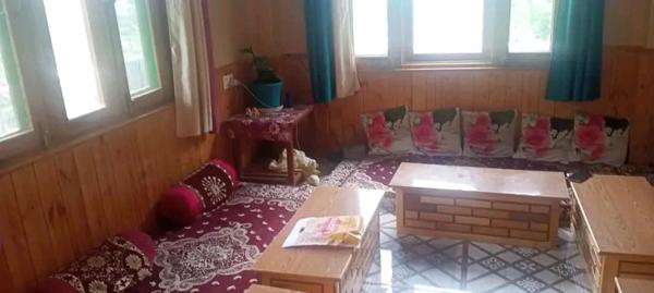 A la foto es mostra l'objecte Thakur Niwas situat a la ciutat de Manāli.