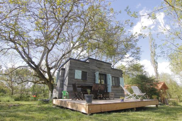 A la foto es mostra l'objecte Tiny House chez des maraîchers situat a la ciutat de Aubiet.