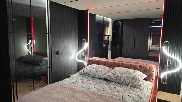 På bildet vises objektet Apartament Dark Prestige NEW ! - dostęp 24h, PROJEKTOR , garaż podziemny , klimatyzacja , duży taras som ligger i byen Kielce.