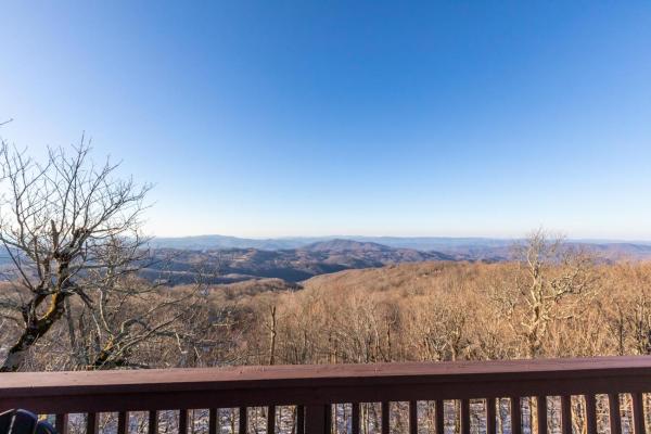 Na zdjęciu widoczny jest obiekt Pinnacle Ridge Sunrise Sunsets położony w mieście Beech Mountain.