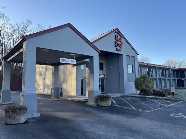 Na zdjęciu widoczny jest obiekt HomeTowne Studios by Red Roof Hagerstown - Williamsport, MD położony w mieście Clear Spring.