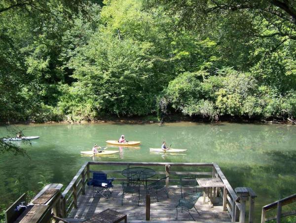 A la foto es mostra l'objecte Toccoa Fish Trap situat a la ciutat de Mineral Bluff.