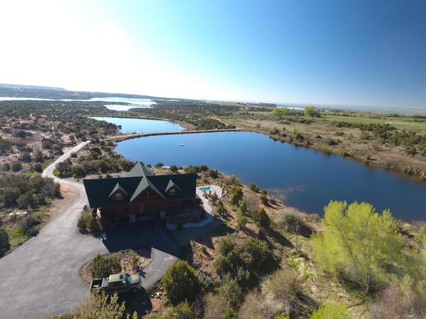 A la foto es mostra l'objecte Beautiful Lake-Side 5 Bedroom Lodge situat a la ciutat de Talmage.