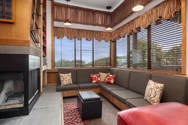 A la foto es mostra l'objecte Dobie 43 with Wintergreen Advantage situat a la ciutat de Wintergreen.