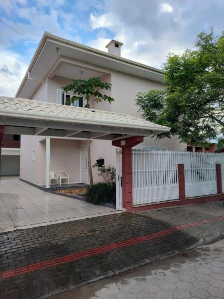 Na foto é possível ver o objeto Casa de férias para 12 pessoas em Picarras e Beto Carrero localizado na cidade de Piçarras.