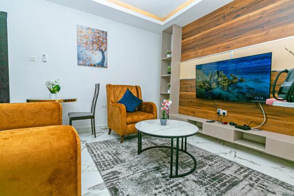 Aster Luxury Apt close to Airport & Mall with Rooftop pool & gym, Akra