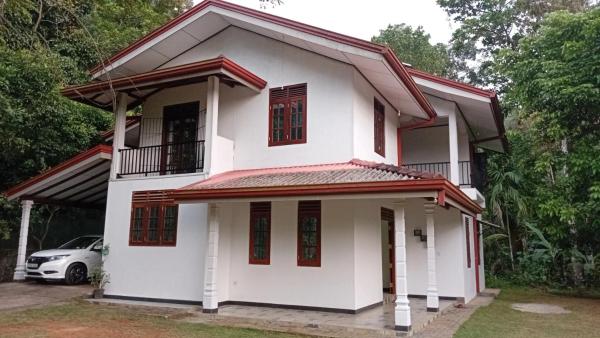 Na zdjęciu widoczny jest obiekt EcoBliss Villa położony w mieście Kiriella.