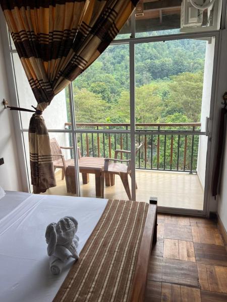 Na fotografii je vidět objekt Kitulgala Ebony Riverside Resort nacházející se ve městě Teligama.