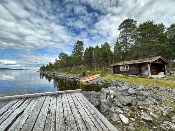Na fotografii je vidět objekt Family cabin by the lake at Haugen, Femundsmarka nacházející se ve městě Sømådalen.