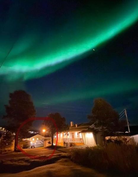 På billedet ses objektet Stor enebolig sentralt på Senja beliggende i byen Senja.