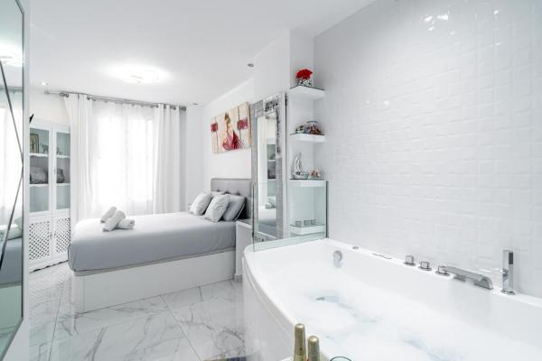På billedet ses objektet Gold Horizon Luxury Apartments beliggende i byen Nerja.