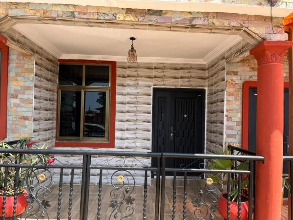 A la foto es mostra l'objecte Saceaas homes situat a la ciutat de Accra.