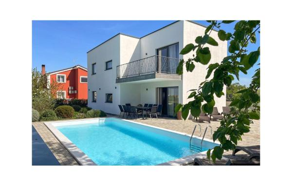 Na zdjęciu widoczny jest obiekt 5 Bedroom Amazing Home In Vodnjan położony w mieście Vodnjan.