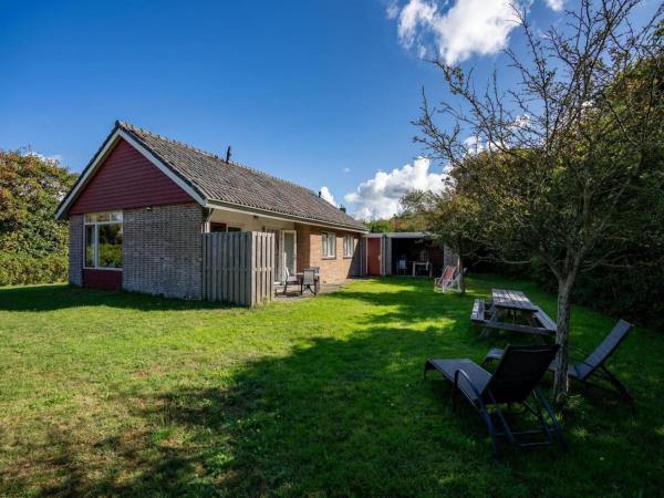 På billedet ses objektet Holiday home in Petten with garden beliggende i byen Petten.