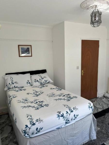 Spacious 4 beds - All Private Bathrooms in Canary Wharf, London