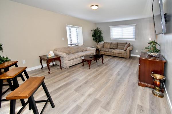Kuva 2: 2 Bed, 1 Bath, Upper Level Unit