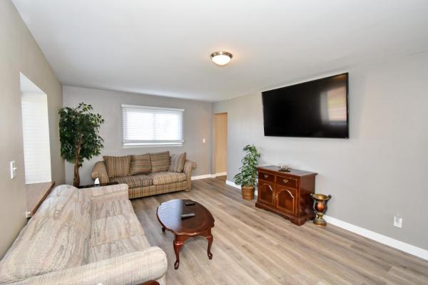 Kuva 1: 2 Bed, 1 Bath, Upper Level Unit