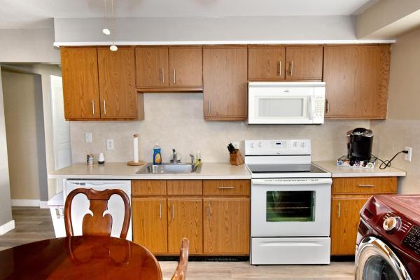 Kuva 8: 2 Bed, 1 Bath, Upper Level Unit