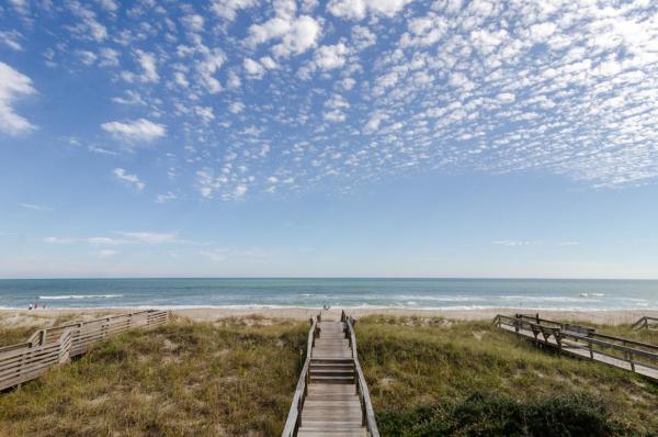 Na fotografii je vidět objekt CB Sea #1 by Bryant Real Estate nacházející se ve městě Carolina Beach.
