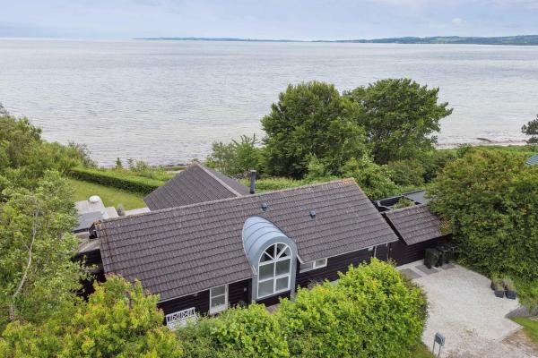 Lovely Summer House With A View And Outdoor Spa, Ebeltoft