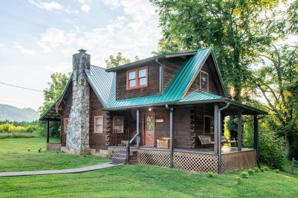 A la foto es mostra l'objecte Rippling Waters Retreat, Riverfront Rustic Cabin situat a la ciutat de Townsend.