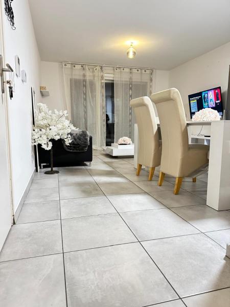 A la foto es mostra l'objecte Le reflet d'Ambre situat a la ciutat de Gex.