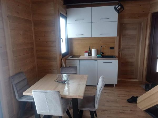 A la foto es mostra l'objecte Koliba zlatibor situat a la ciutat de Čajetina.
