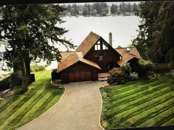 På bildet vises objektet Beautiful Private Lake Lodge with Private Dock and Mountain Views som ligger i byen Spanaway.