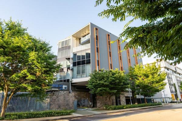 照片显示了位于Kingston 市的Lakefront Modern 2 BDR Apartment with 2 Parking Kingston物件。
