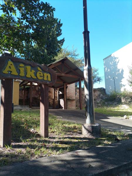 A la foto es mostra l'objecte Cabaña Aikén situat a la ciutat de Embalse.