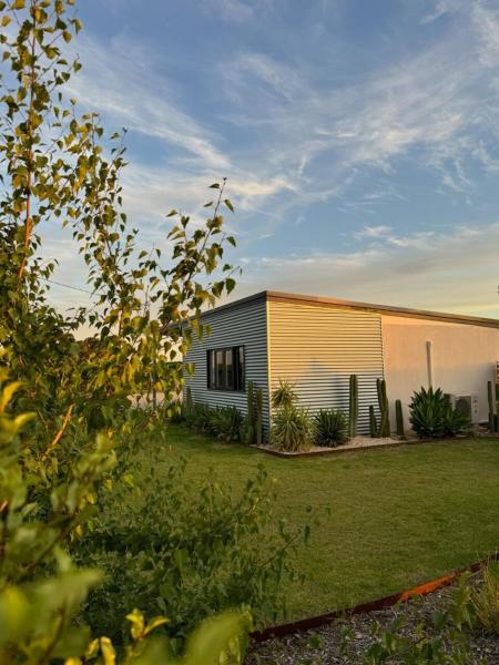 På billedet ses objektet Dreamy Staiz - Riverland Abode beliggende i byen Overland Corner.