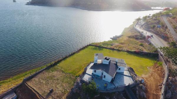 A la foto es mostra l'objecte The Lake Villa situat a la ciutat de Udaipur.