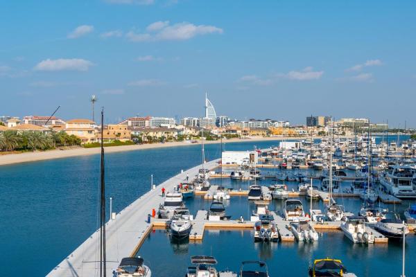 På billedet ses objektet Deluxe Waterfront Unit in Heart Of Dubai Palm Jumeirah beliggende i byen Dubai.