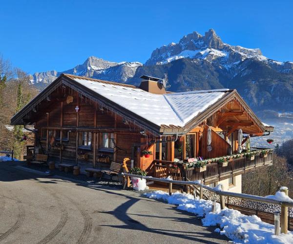 Na zdjęciu widoczny jest obiekt SUPERBE DEMI CHALET LUXUEUX 120M² 8 Personnes à SALLANCHES. położony w mieście Sallanches.